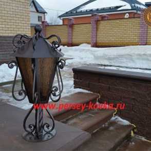Кованый фонарь на столбе 2