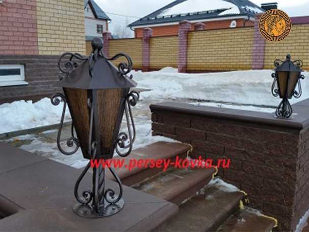 Кованый фонарь на столбе 2