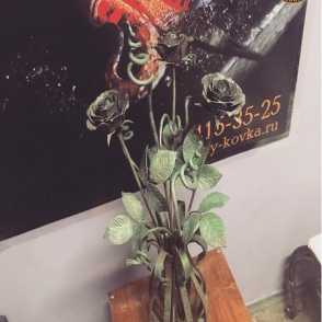 Кованая розы в вазе 1