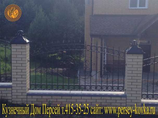 Ковано-кирпичный забор 15