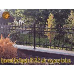 Кованый забор на металлических столбах 1