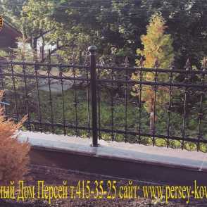 Кованый забор на металлических столбах 1