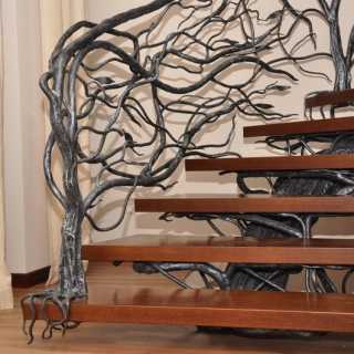 Кованая лестница - украшение загородного дома
