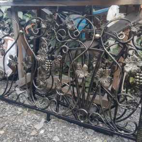 Кованый забор на металлических столбах 27