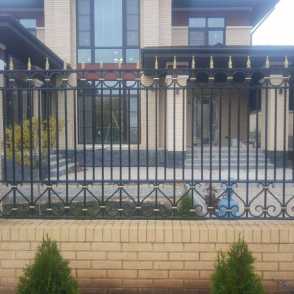 Ковано-кирпичный забор 39