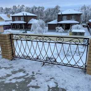 Ковано-кирпичный забор 31