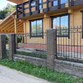 Ковано-кирпичный забор 32