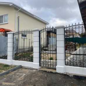 Ковано-кирпичный забор 33