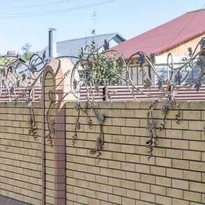 Ковано-кирпичный забор 18