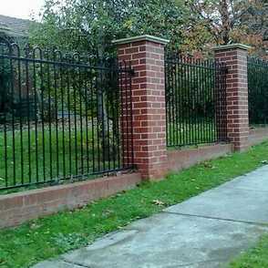 Ковано-кирпичный забор 22