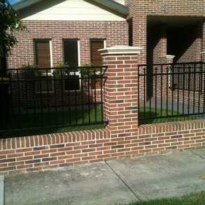 Ковано-кирпичный забор 23
