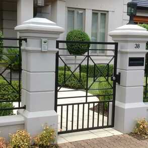 Кованый забор на бетонных столбах 8