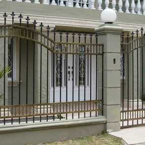 Кованый забор на бетонных столбах 9