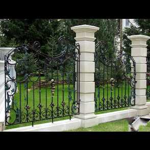 Кованый забор на бетонных столбах 11