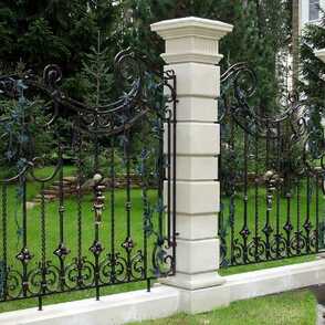 Кованый забор на бетонных столбах 11
