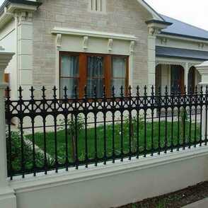Кованый забор на бетонных столбах 12