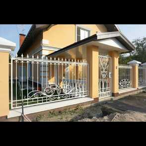 Кованый забор на бетонных столбах 13