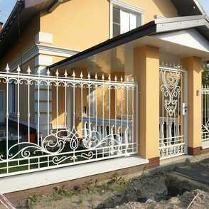 Кованый забор на бетонных столбах 13