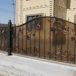 Кованый забор на бетонных столбах 15