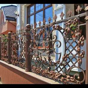 Кованый забор на бетонных столбах 16