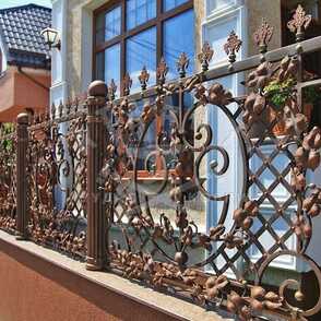 Кованый забор на бетонных столбах 16