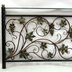 Кованый забор на металлических столбах 18