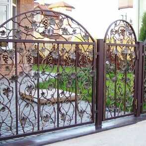 Кованый забор на металлических столбах 19