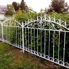 Белый кованый забор на металлических столбах 21