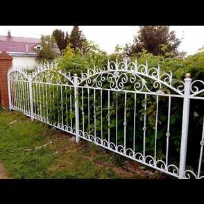 Белый кованый забор на металлических столбах 21