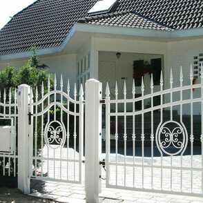Белый кованый забор на металлических столбах 22