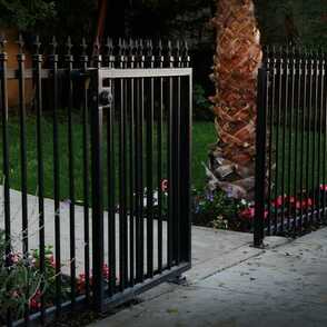 Кованый забор на металлических столбах 23
