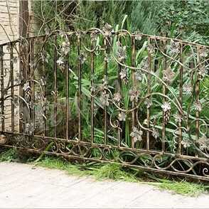 Кованый забор на металлических столбах 25