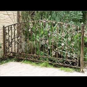 Кованый забор на металлических столбах 25