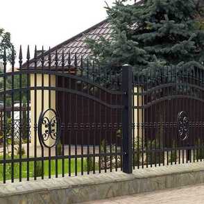 Кованый забор на металлических столбах 26