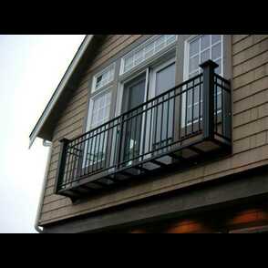 Чёрный кованый балкон 21