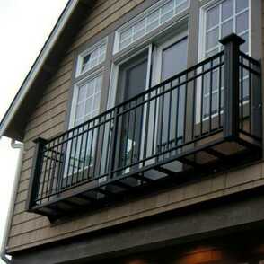 Чёрный кованый балкон 21