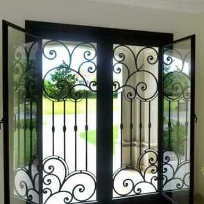 Кованая решетка на дверь 1