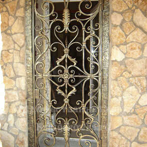 Кованая решетка на дверь 2