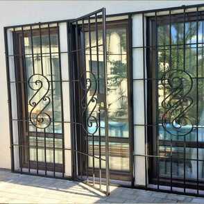 Кованая решетка на дверь 3