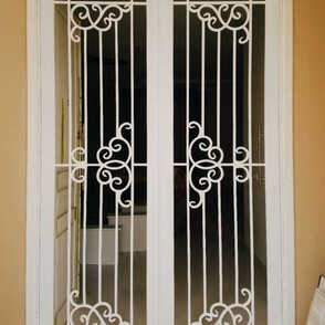 Кованая решетка на дверь 4