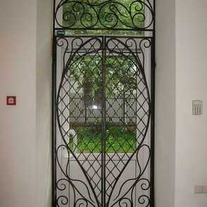 Кованая решетка на дверь 5