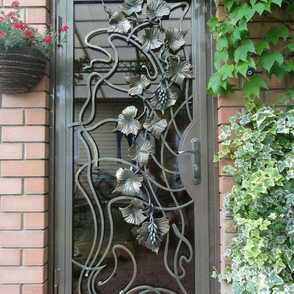 Кованая решетка на дверь 6