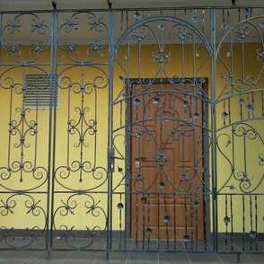 Кованая решетка на дверь 7