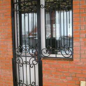 Кованая решетка на дверь 8