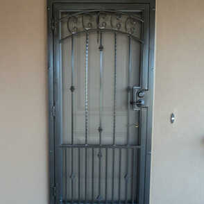 Кованая решетка на дверь 9