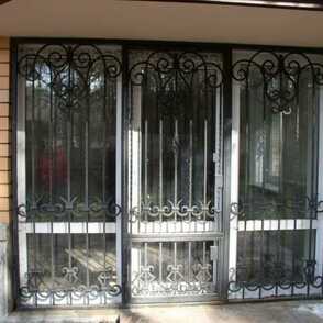 Кованая решетка на дверь 10