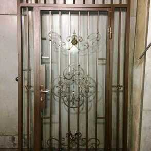 Кованая решетка на дверь 11