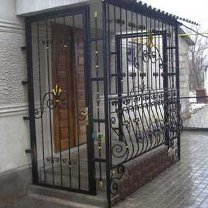 Кованая решетка на дверь 12