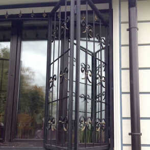 Решетка с коваными элементами раздвижная 23