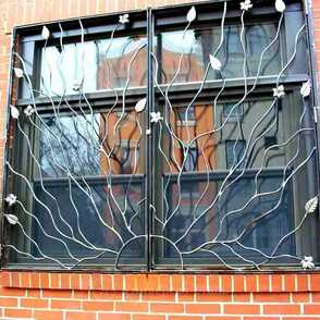 Решетка с коваными ветками раздвижная 24